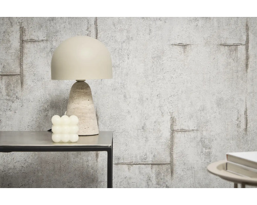 Dekorative Tischlampe neben einer Würfelkerze auf einem Tisch