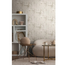 Wohnzimmer mit gemusterter Tapete, Regal, Stuhl und Couch