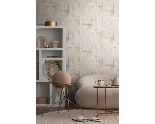 Wohnzimmer mit gemusterter Tapete, Regal, Stuhl und Couch