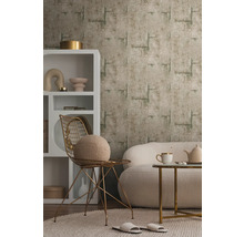 Dekoratives Wohnzimmer mit Tapete, Regal, Sessel und Sofa für ein gemütliches Ambiente