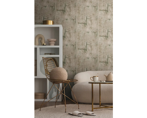 Dekoratives Wohnzimmer mit Tapete, Regal, Sessel und Sofa für ein gemütliches Ambiente