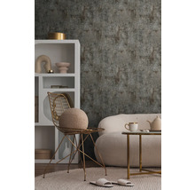 Einrichtung mit Tapete, Sessel und Sofa