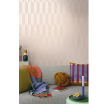 Wohnraum mit gemusterter Tapete, Sofa und Dekoration