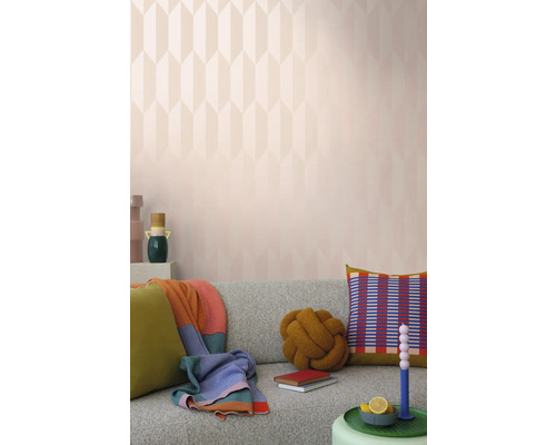 Wohnraum mit gemusterter Tapete, Sofa und Dekoration