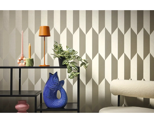 Einrichtungsszene mit Regal, Dekoration und gemusterter Tapete für ein stilvolles Zuhause