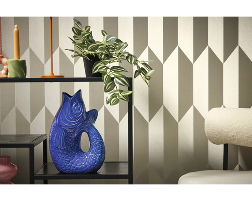 Dekorative Inneneinrichtung mit Regal, Pflanze und Fischvase vor geometrischer Tapete.