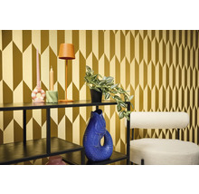 Dekoratives Zimmer mit Regal, Lampe, Kerzen, Pflanze, Vase und Stuhl vor einer gemusterten Tapete