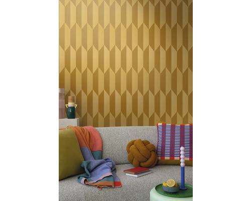Szene mit einer Couch und einer Wand mit geometrischer Tapete