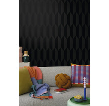 Wohnzimmer mit schwarzer Tapete mit geometrischem Muster und Couch