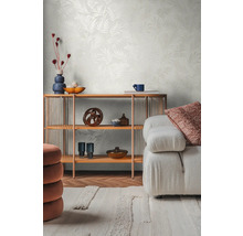 Wohnzimmer mit Regal, Dekorationselementen, Sofa und gemusterter Tapete