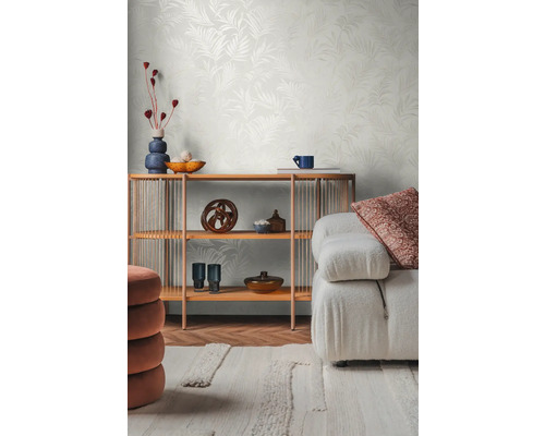 Wohnzimmer mit Regal, Dekorationselementen, Sofa und gemusterter Tapete