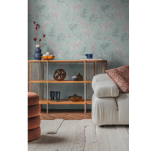 Wohnzimmer mit gemusterter Tapete, Regal und weißem Sofa