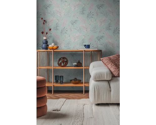 Wohnzimmer mit gemusterter Tapete, Regal und weißem Sofa