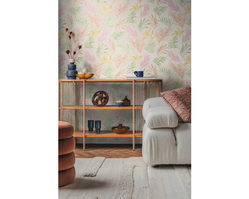 Wohnzimmer mit gemusterter Tapete und Holzregal