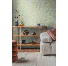 Wohnraum mit gemusterter Tapete, Regal und Sofa