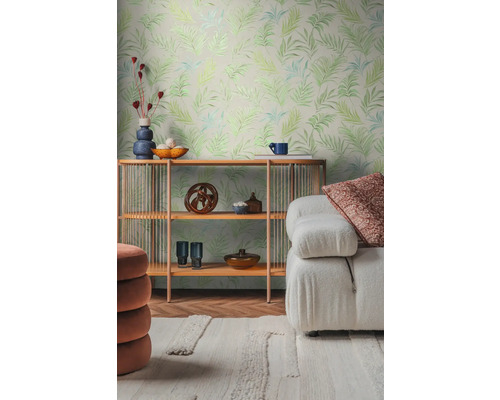 Wohnraum mit gemusterter Tapete, Regal und Sofa