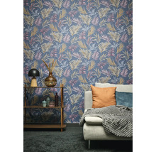 Wohnzimmer mit einer Wandtapete mit Palmenblattmuster, Regal und Sofa.