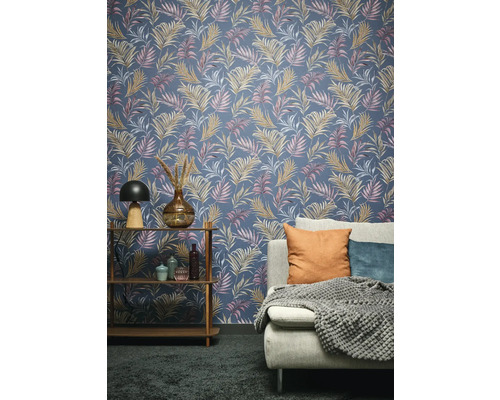 Wohnzimmer mit einer Wandtapete mit Palmenblattmuster, Regal und Sofa.
