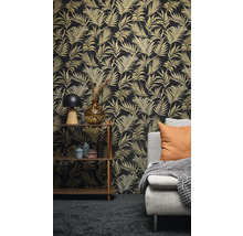 Wohnzimmer mit gemusterter Tapete, Regal und Sofa