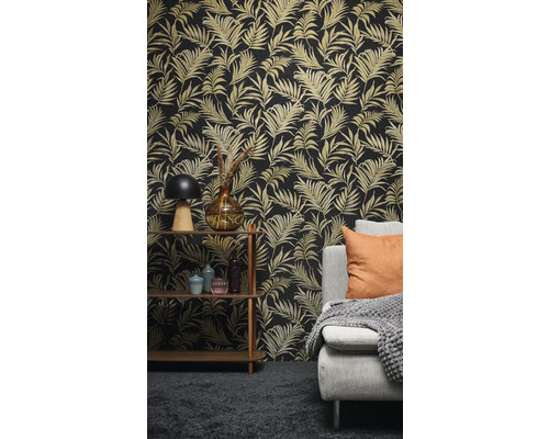 Wohnzimmer mit gemusterter Tapete, Regal und Sofa