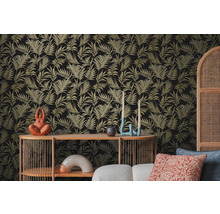 Dekorative Zimmeransicht mit einer Wandtapete mit Blattmuster