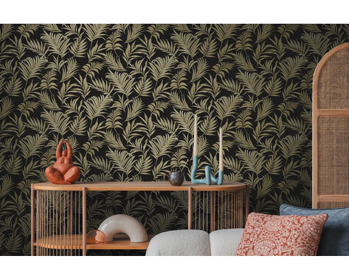 Dekorative Zimmeransicht mit einer Wandtapete mit Blattmuster