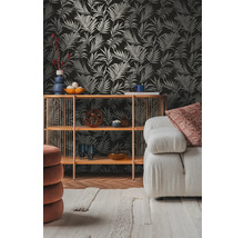 Wohnzimmer mit gemusterter Tapete, Regal und Couch