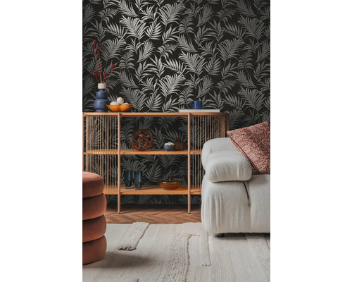 Wohnzimmer mit gemusterter Tapete, Regal und Couch