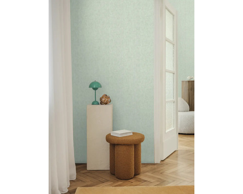 Innenraum mit gemusterter Tapete, Hocker und dekorativen Elementen