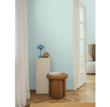 Innenraum mit Beistelltisch, Lampe und Dekoration auf einem Sockel