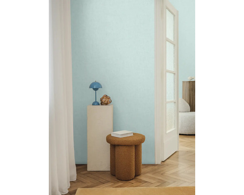 Innenraum mit Beistelltisch, Lampe und Dekoration auf einem Sockel