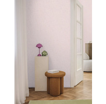 Innenaufnahme eines Raumes mit einem Hocker, einer Lampe und dekorativen Elementen.