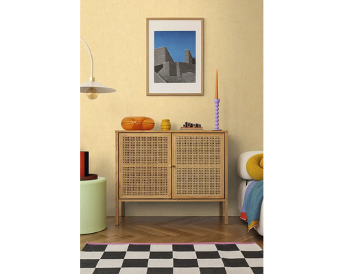 Wohnzimmer mit Holzkommode, Dekoration und Schachbrettmuster-Teppich