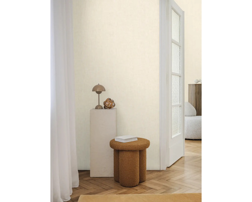 Raumszene mit Hocker, Lampe und Dekoration auf einer Säule in einem hellen Raum