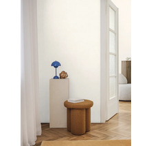 Innenraum mit dekorativem Hocker, Tischlampe und Beistelltisch