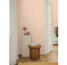 Raumansicht mit Dekorationselementen, Hocker und Tür