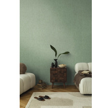 Helles Wohnzimmer mit grüner Wand, Nachttisch aus Holz und Sofas