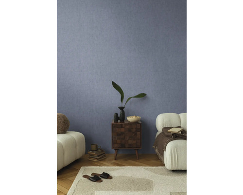 Dekoratives Wohnzimmer mit strukturierten Möbeln und Wandtapete.