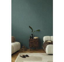 Wohnzimmer mit Wand, Teppich, Sofa und Kommode