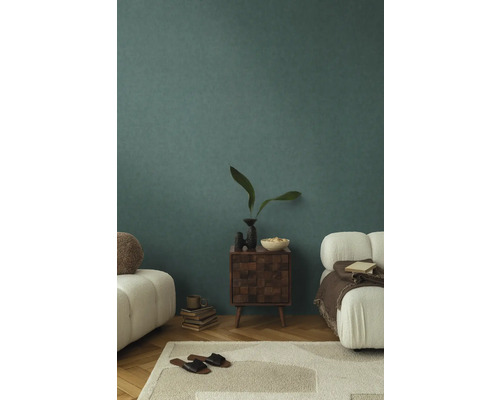 Wohnzimmer mit Wand, Teppich, Sofa und Kommode