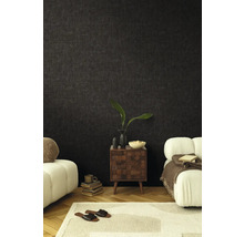 Wohnzimmer mit dunkler Wandtapete, Nachttisch und Sitzmöbeln für ein gemütliches Ambiente.