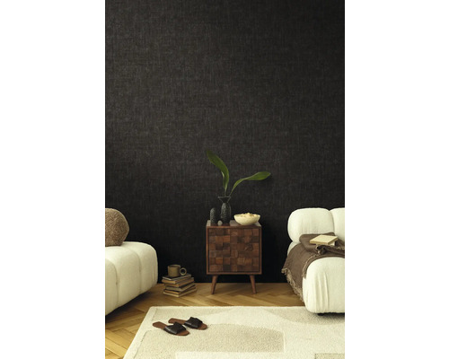 Wohnzimmer mit dunkler Wandtapete, Nachttisch und Sitzmöbeln für ein gemütliches Ambiente.