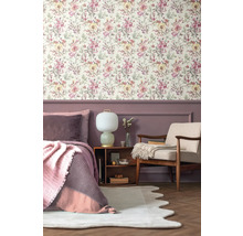 Schlafzimmer mit blumiger Tapete, Bett, Sessel und Nachttisch