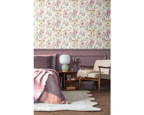 Schlafzimmer mit blumiger Tapete, Bett, Sessel und Nachttisch