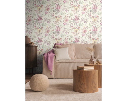 Wohnzimmer mit Blumentapete, Kordsofa und Holztischen