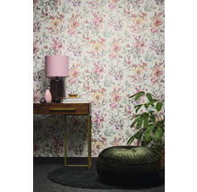 Zimmer mit Blumentapete, Schreibtisch, Lampe und Sitzkissen