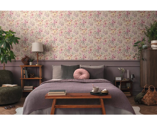 Schlafzimmer mit floraler Tapete, Bett und Holzmöbeln für eine gemütliche Atmosphäre.