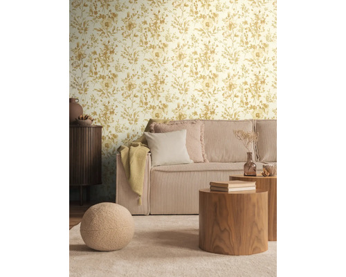 Wohnzimmer mit floral gemusterter Tapete, Kordsofa, Couchtisch und Teppich für eine gemütliche Atmosphäre