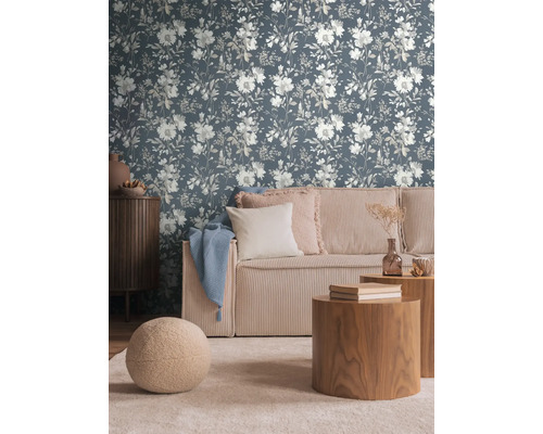 Wohnzimmer mit geblümter Tapete, Sofa und Holztischen