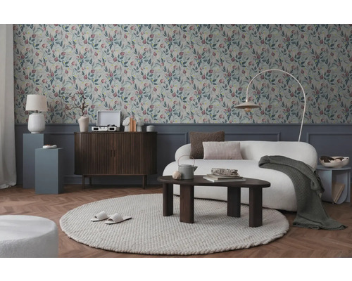 Wohnzimmer mit gemusterter Tapete, Sofa, Teppich und Holzelementen für eine gemütliche Atmosphäre